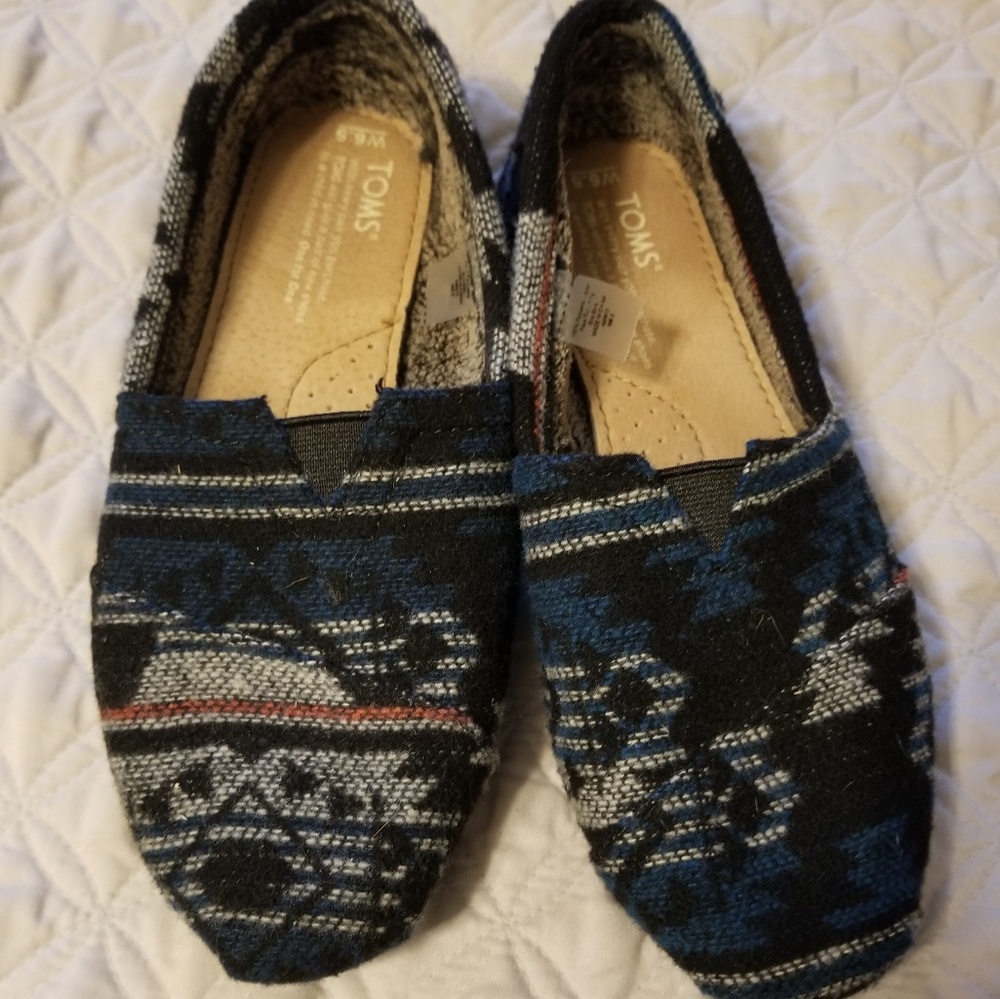 Toms womens 6.5 Aztec fur lined shoes